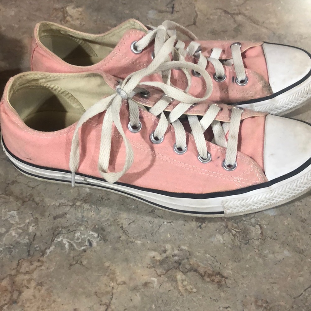 9 woman’s chuck taylor - Picture 2 of 2
